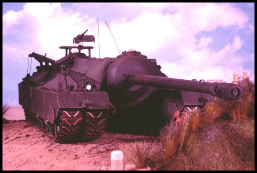 Mặc dù vậy, phải tới tháng 3/1945 chiếc T28 đầu tiên của quân đội Mỹ mới bắt đầu xuất xưởng. Lúc này, do cuộc chiến đã dần đi đến hồi kết và sức mạnh của các loại tăng hạng trung được khẳng định trên chiến trường, kế hoạch sản xuất T28 bị rút xuống chỉ còn 2 chiếc. Nguồn ảnh: Tube.