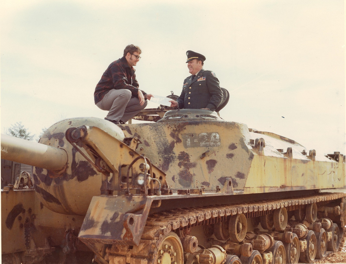 So với các loại xe tăng hạng trung và pháo tự hành khác cùng thời, T28 có độ cơ động không thể "lề mề" hơn khi tốc độ tối đa của nó chỉ là 13 km/h dù được trang bị động cơ có công suất lên tới 500 sức ngựa - một động cơ dù cực khoẻ vẫn được coi là chưa đủ để kéo nổi con quái vật này khi tỷ số lực kéo chỉ là 5,8 sức ngựa cho mỗi tấn. Nguồn ảnh: Tanker.