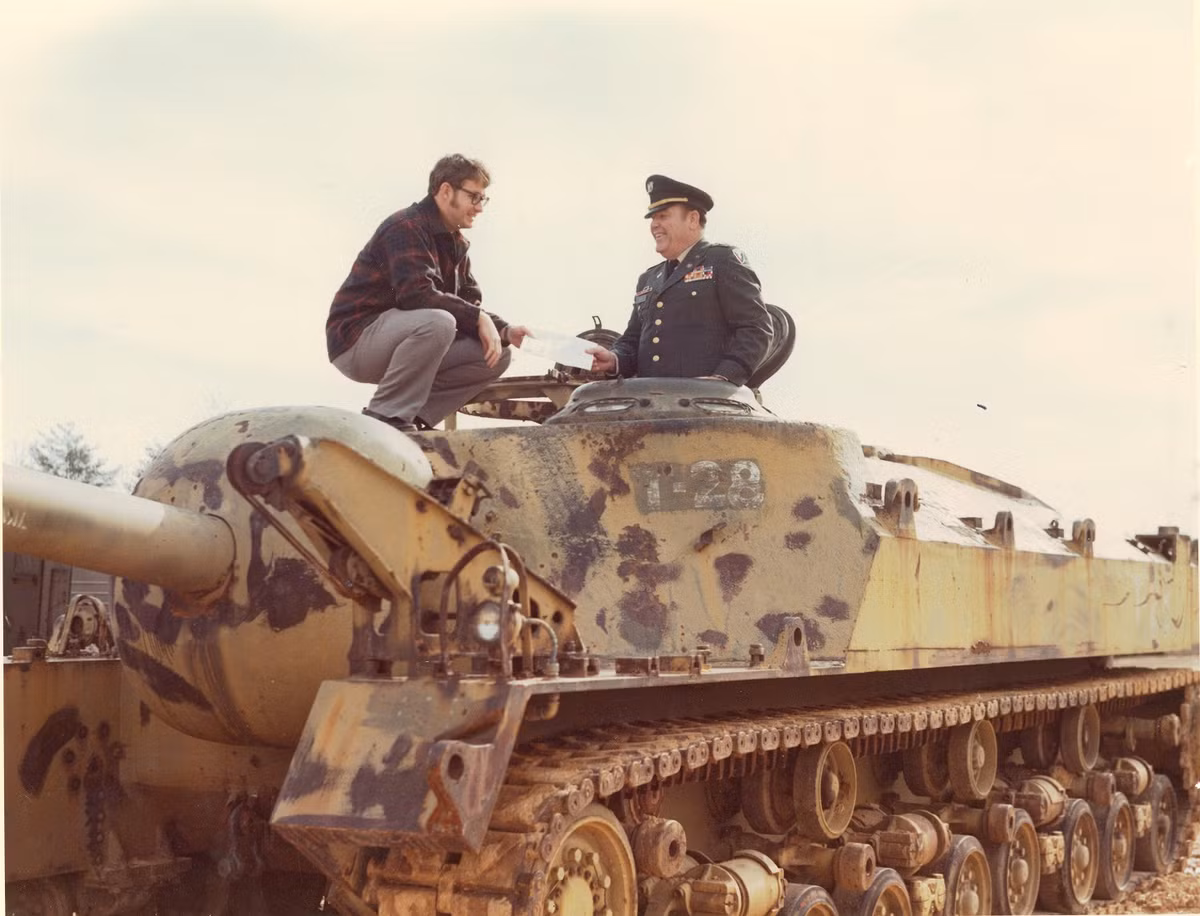 So với các loại xe tăng hạng trung và pháo tự hành khác cùng thời, T28 có độ cơ động không thể "lề mề" hơn khi tốc độ tối đa của nó chỉ là 13 km/h dù được trang bị động cơ có công suất lên tới 500 sức ngựa - một động cơ dù cực khoẻ vẫn được coi là chưa đủ để kéo nổi con quái vật này khi tỷ số lực kéo chỉ là 5,8 sức ngựa cho mỗi tấn. Nguồn ảnh: Tanker.