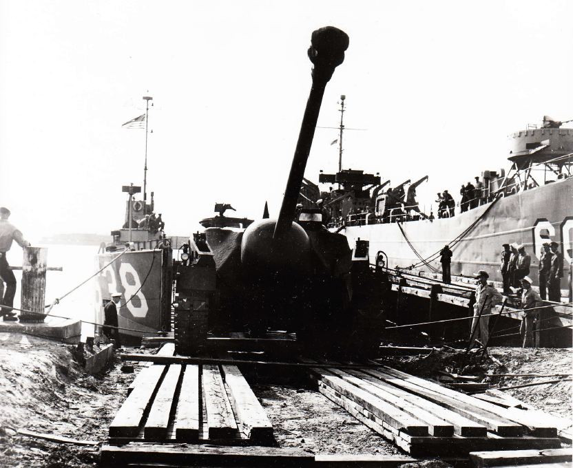 Giáp của T28 có thể nói là dày nhất so với các loại xe tăng thời bấy giờ. Giáp mặt nó lên tới 305mm - nghĩa là hơn 30cm thép. Lớp giáp của T28 được cho là có đủ khả năng giúp nó có thể giúp T28 cũng như kíp lái của nó sống sót trước hoả lực của khẩu Flak 88mm chống tăng nguy hiểm nhất của Đức. Nguồn ảnh: History.