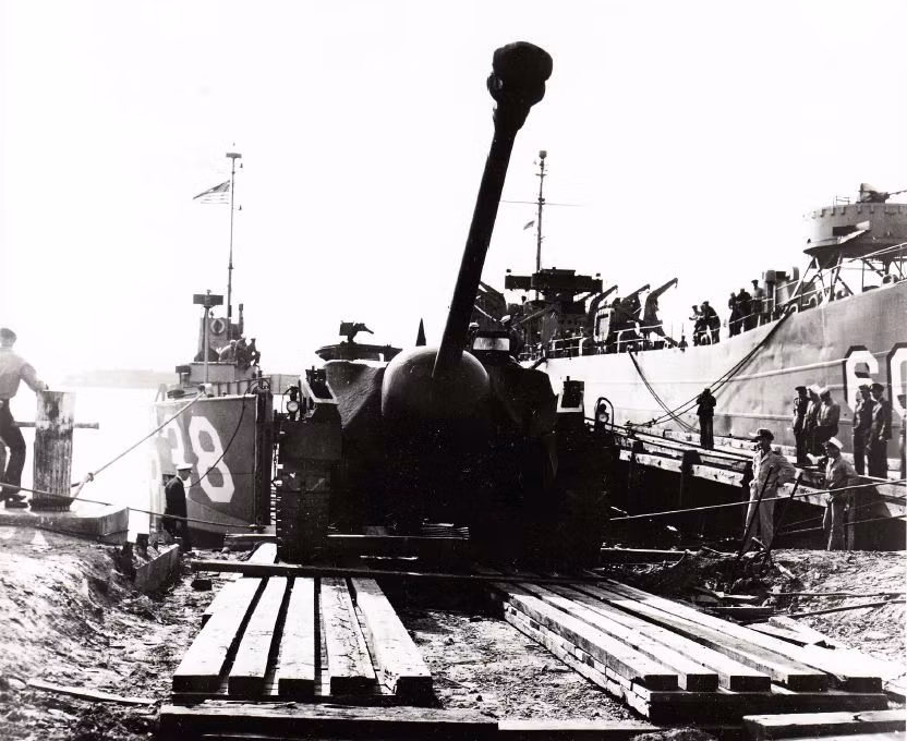 Giáp của T28 có thể nói là dày nhất so với các loại xe tăng thời bấy giờ. Giáp mặt nó lên tới 305mm - nghĩa là hơn 30cm thép. Lớp giáp của T28 được cho là có đủ khả năng giúp nó có thể giúp T28 cũng như kíp lái của nó sống sót trước hoả lực của khẩu Flak 88mm chống tăng nguy hiểm nhất của Đức. Nguồn ảnh: History.