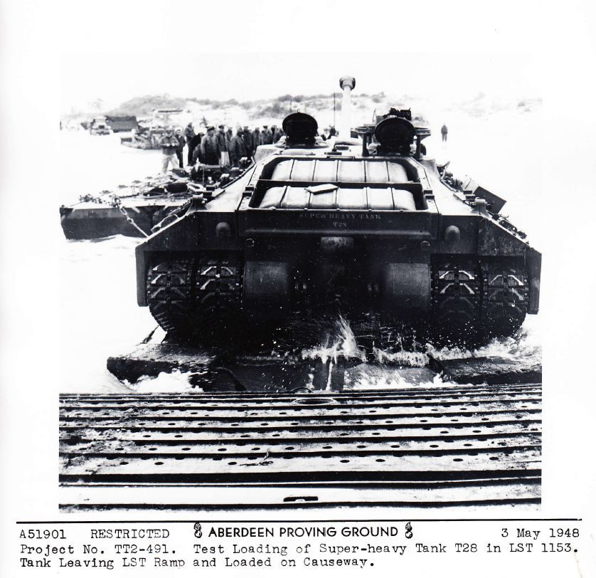 Do nòng pháo của T28 quá nặng, khi chiếc xe tăng này di chuyển, nòng pháo của nó bắt buộc phải dịch về thẳng hướng 12h so với xe tăng và nâng góc tối đa lên 19,5 độ. Đây là loại pháo cỡ nòng 105mm nòng dài gấp 65 lần đường kính, cho phép bắn với tầm xa tối đa 19 km. Nguồn ảnh: USArmy.