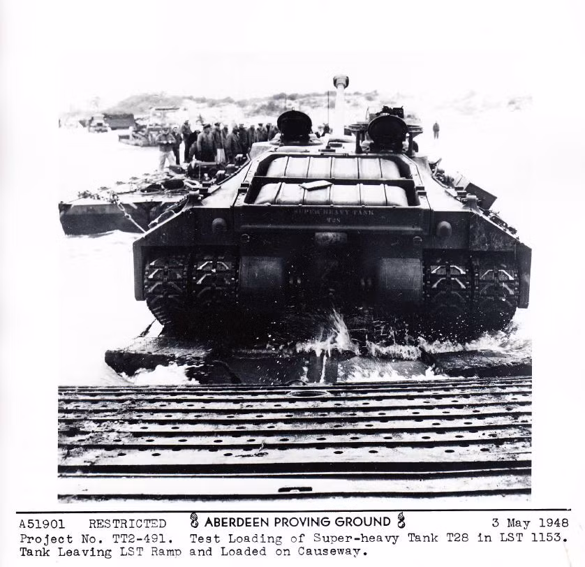 Do nòng pháo của T28 quá nặng, khi chiếc xe tăng này di chuyển, nòng pháo của nó bắt buộc phải dịch về thẳng hướng 12h so với xe tăng và nâng góc tối đa lên 19,5 độ. Đây là loại pháo cỡ nòng 105mm nòng dài gấp 65 lần đường kính, cho phép bắn với tầm xa tối đa 19 km. Nguồn ảnh: USArmy.