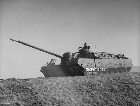 Ban đầu, con quái vật này được mang tên T95. Tới năm 1946, nó mới được đổi tên lại thành xe tăng siêu nặng T28. Theo học thuyết của quân đội Mỹ, T28 vừa có thể coi là một khẩu pháo tự hành, vừa có thể được coi là một loại xe tăng hạng nặng. Nguồn ảnh: Gettyimg.