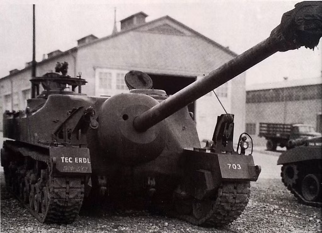 Tới tháng 10/1947, chương trình T28 chính thức bị bỏ xó và một nguyên mẫu của nó đã bị tháo bỏ. Nguyên mẫu thứ hai, chiếc T28 cuối cùng còn sống sót đã bị bỏ quên phơi mưa phơi nắng tới năm 1974 mới được tìm thấy ở bãi tập bắn Forrt Belvoir, Virginia. Nguồn ảnh: Archive.