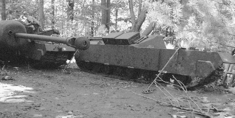 T28 là loại pháo tự hành chống tăng không có tháp pháo - khác hoàn toàn với phần lớn các loại pháo tự hành chống tăng trước đó của Mỹ có tháp pháo xoay 360 độ. Nòng pháo của T28 thực chất chỉ có khả năng di chuyển 19,5 độ lên trên và -5 độ xuống dưới, kèm theo đó là xoay trái 11 độ, xoay phải 10 độ tính từ tâm. Nguồn ảnh: Loscontenr.