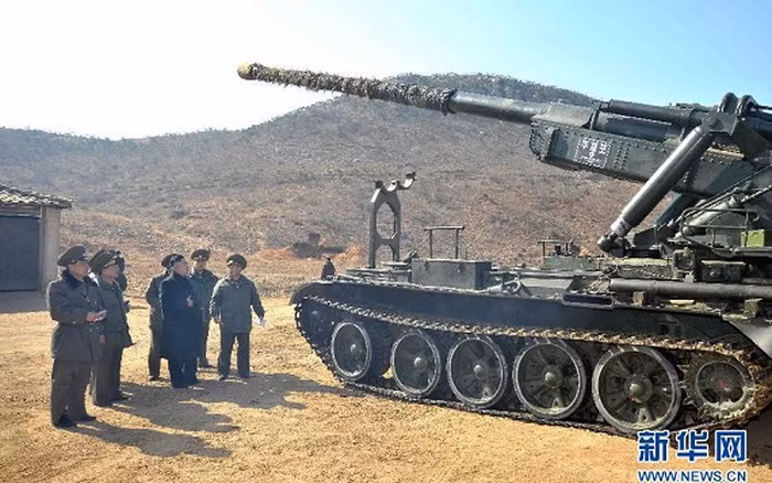 Theo một vài nguồn tin, khẩu pháo tự hành của Bình Nhưỡng này cần tới 2 phút 30 giây để nạp lại đạn cho mỗi phát bắn. Kèm theo đó là tốc độ di chuyển rất chậm chỉ khoảng 30 km/h và lượng đạn dự trữ rất ít vì nó sử dụng cỡ đạn lớn tới 170 mm. Nguồn ảnh: News.