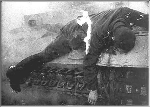 Đợt phản công cuối cùng ở Kursk diễn ra trong thời gian từ ngày 12/7 tới tận ngày 23/8 mới chịu kết thúc. Liên Xô chiến thắng với 254.470 lính thiệt mạng, Đức có 130.429 thương vong. Trong 50 ngày giao tranh, Quân đội Phát xít mất 1500 xe tăng và pháo tự hành các loại, phá huỷ được 6000 xe tăng và pháo của Liên Xô. Nguồn ảnh: Archive.