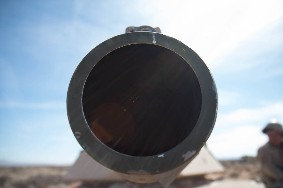 Trong khi đó, hệ thống nạp đạn tự động của Nga khi xảy ra hỏng hóc sẽ rất "vất vả" để sửa chữa. Điều đáng nói ở đây đó là một khi hệ thống nạp đạn tự động trên các xe tăng Nga bị hỏng, gần như chiếc xe tăng đó sẽ "xịt" hoàn toàn mà không thể khai hoả tiếp được vì nó vốn dĩ không được thiết kế để nạp đạn bằng tay. Nguồn ảnh: BI.