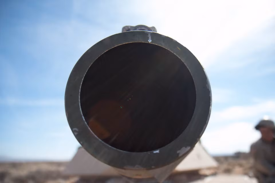 Trong khi đó, hệ thống nạp đạn tự động của Nga khi xảy ra hỏng hóc sẽ rất "vất vả" để sửa chữa. Điều đáng nói ở đây đó là một khi hệ thống nạp đạn tự động trên các xe tăng Nga bị hỏng, gần như chiếc xe tăng đó sẽ "xịt" hoàn toàn mà không thể khai hoả tiếp được vì nó vốn dĩ không được thiết kế để nạp đạn bằng tay. Nguồn ảnh: BI.