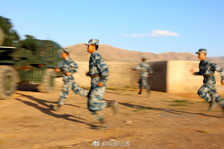 Từ năm 1991, Trung Quốc đã mua những lô tên lửa phòng không S-300PMU1 đầu tiên từ phía Nga bao gồm 2 tiểu đoàn với 8 tổ hợp (32 hệ thống phóng tên lửa) đồng thời mua kèm 384 quả tên lửa 5V55U với tổng giá trị lên tới 220 triệu USD. Nguồn ảnh: Sina.