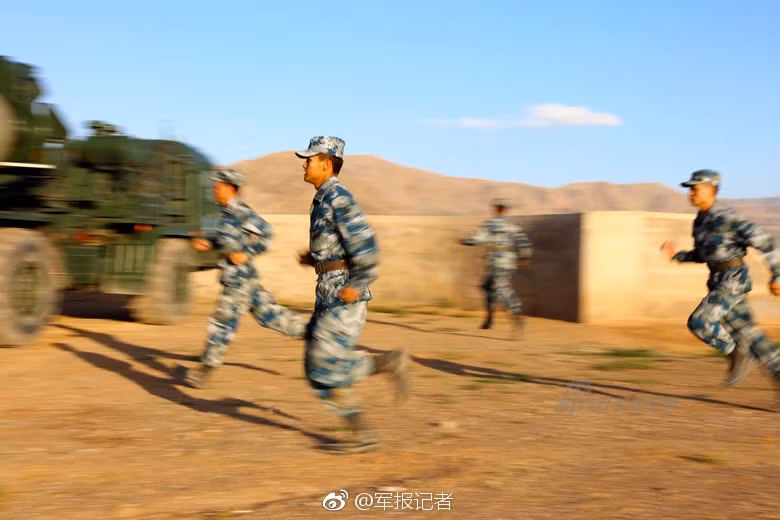 Từ năm 1991, Trung Quốc đã mua những lô tên lửa phòng không S-300PMU1 đầu tiên từ phía Nga bao gồm 2 tiểu đoàn với 8 tổ hợp (32 hệ thống phóng tên lửa) đồng thời mua kèm 384 quả tên lửa 5V55U với tổng giá trị lên tới 220 triệu USD. Nguồn ảnh: Sina.