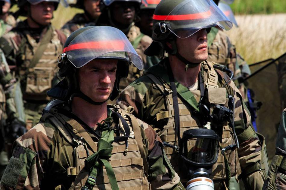 Trong cuối tháng 6 vừa rồi, lực lượng chống bạo động của Quân đội Pháp đã có buổi diễn tập chống đám đông quá khích một phần trong các hoạt động huấn luyện thường xuyên của lực lượng này. Nguồn ảnh: Sina.