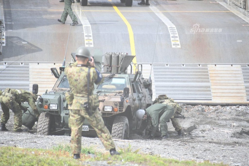 Xe bọc thép của Nhật Bản bị mắc kẹt sau khi đổ bộ xuống bãi biển từ tàu đổ bộ đệm khí. Nguồn ảnh: Sina.