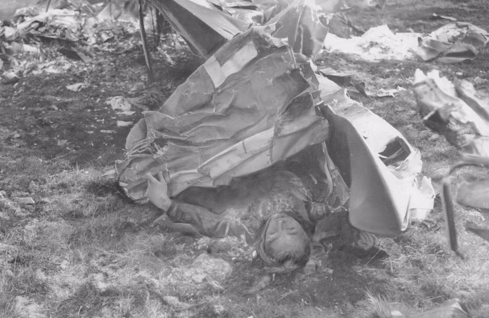 Tuy nhiên, trận chiến thực sự lại chỉ diễn ra trên không với hàng chục nghìn máy bay tới từ tất cả các bên tham chiến. Ảnh: Phi công Đức tử nạn sau khi máy bay của anh ta bị bắn hạ. Nguồn ảnh: BI.