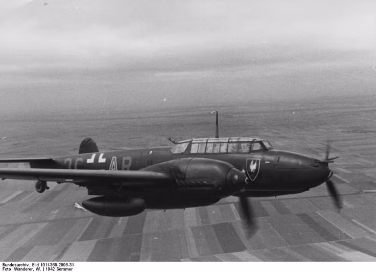 Sau thất bại thảm hại ở Anh, Bf 110 được chuyển sang làm nhiệm vụ khác, thay vì sử dụng như một tiêm kích trên không, nó được tăng cường thêm giáp và hoả lực để chuyển sang làm nhiệm vụ cường kích. Nguồn ảnh: Docoment.