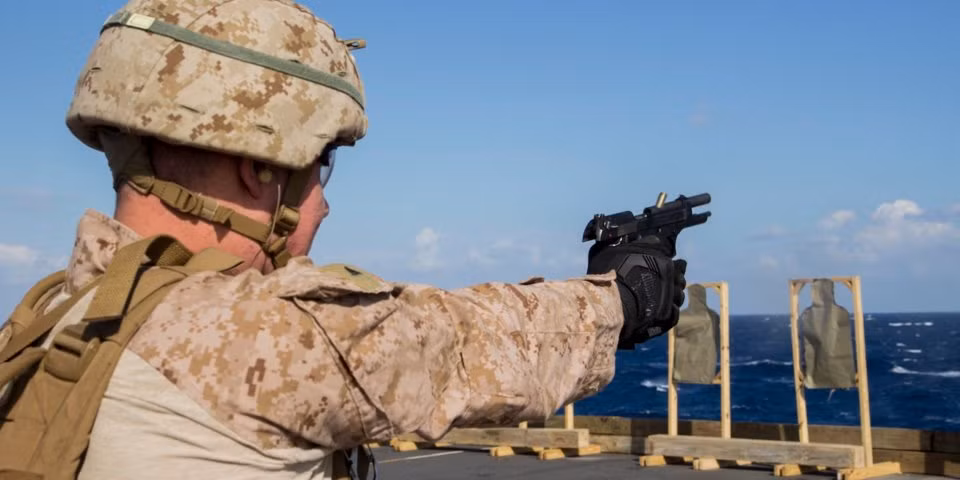 Mặc dù là một đội quân nhà nghề, có kỹ năng chiến đấu tốt nhất thế giới nhưng quân đội Mỹ mà cụ thể là Thuỷ quân Lục chiến vẫn có những trang bị khiến người lính phải cực kỳ khó chịu trên chiến trường. Nguồn ảnh: BI.