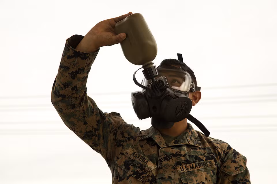 Trong một bài viết trên Reddit đăng tải, nhiều cựu quân nhân Thuỷ quân Lục chiến và cả Lục quân Mỹ đều đồng ý rằng, bi-đông uống nước là một trong những thứ vô dụng nhất mà quân đội trang bị cho họ. Thực tế thì binh lính Mỹ thích uống nước đóng chai hơn còn bi-đông thì đã ra đời từ cách đây hàng trăm năm - từ khi chai nhựa đựng nước còn chưa ra đời và giờ đây bi-đông đã quá lỗi thời. Nguồn ảnh: BI.