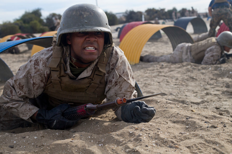 Găng tay da - một thứ trang bị phổ biến với binh lính Mỹ từ thời Chiến tranh Thế giới thứ hai và bắt đầu trở thành trang bị toàn quân từ thời Chiến tranh Triều Tiên. Tuy nhiên thời nay, binh lính Mỹ có thể tìm mua được nhiều loại găng tay chống lạnh tốt hơn nhiều tại bất cứ cửa hàng tiện lợi nào thay vì phải sử dụng loại găng tay hơn 60 năm chưa được cải tiến này. Nguồn ảnh: BI.