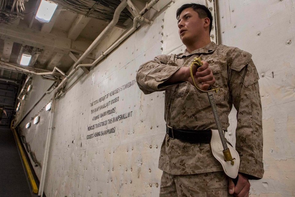 Tiếp đến là thanh kiếm trong lễ phục của quân nhân Mỹ. Thực tế thì quân đội Mỹ rất non trẻ và mới chỉ có tuổi đời vài trăm năm trong khi đó, thanh kiếm đã là lễ phục của quân đội phương Tây từ thời trung cổ. Việc một quốc gia có lịch sử chỉ hơn 200 năm học theo kiểu nghi lễ của phương Tây từ hàng nghìn năm trước rõ ràng là có phần hơi "kệch cỡm". Nguồn ảnh: BI.