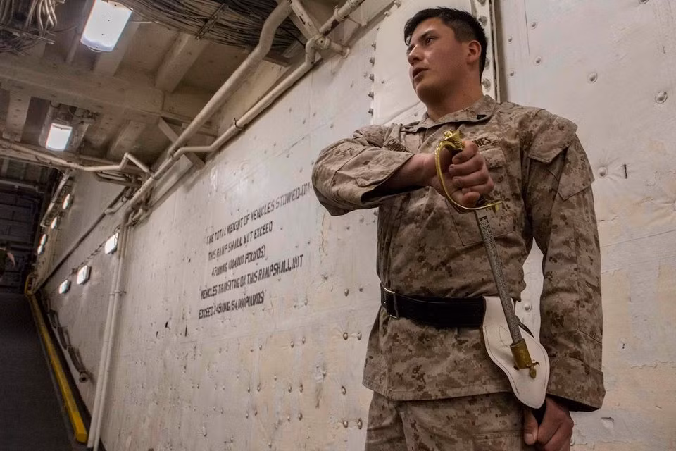 Tiếp đến là thanh kiếm trong lễ phục của quân nhân Mỹ. Thực tế thì quân đội Mỹ rất non trẻ và mới chỉ có tuổi đời vài trăm năm trong khi đó, thanh kiếm đã là lễ phục của quân đội phương Tây từ thời trung cổ. Việc một quốc gia có lịch sử chỉ hơn 200 năm học theo kiểu nghi lễ của phương Tây từ hàng nghìn năm trước rõ ràng là có phần hơi "kệch cỡm". Nguồn ảnh: BI.