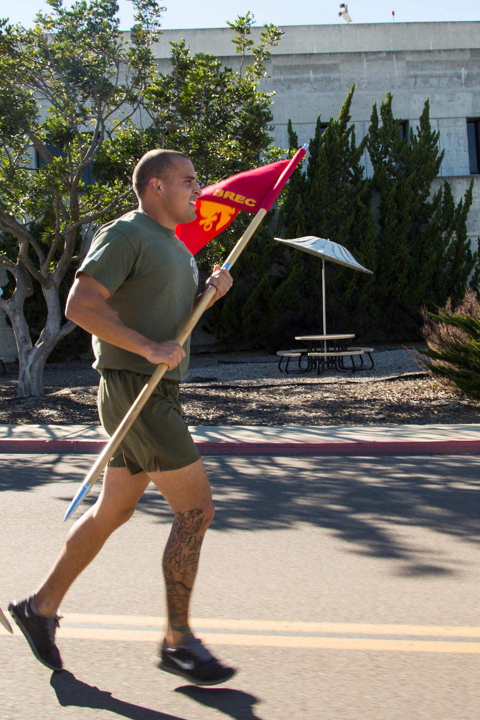 Một trong những thứ trang bị "cùi bắp" nữa mà quân đội Mỹ trang bị cho binh lính của mình chính là chiếc... quần đùi. Chiếc quần này chỉ được sử dụng thường xuyên khi binh lính tập luyện ở doanh trại, trên vùng chiến sự kể cả ở Trung Đông nóng bỏng binh lính Mỹ cũng không dám mặc quần ngắn vì sợ bị côn trùng và muỗi tấn công. Nguồn ảnh: BI.