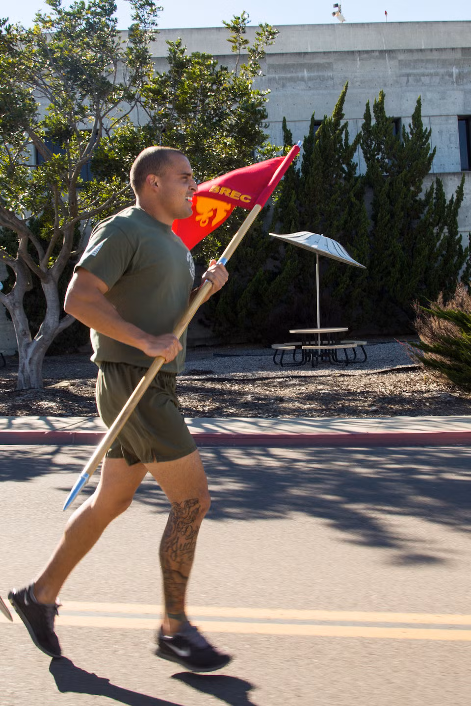 Một trong những thứ trang bị "cùi bắp" nữa mà quân đội Mỹ trang bị cho binh lính của mình chính là chiếc... quần đùi. Chiếc quần này chỉ được sử dụng thường xuyên khi binh lính tập luyện ở doanh trại, trên vùng chiến sự kể cả ở Trung Đông nóng bỏng binh lính Mỹ cũng không dám mặc quần ngắn vì sợ bị côn trùng và muỗi tấn công. Nguồn ảnh: BI.