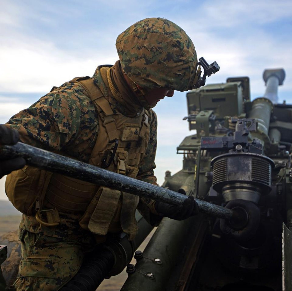 Áo gi-lê chiến thuật với thiết kế bao gồm các móc khoá và nhiều túi để đựng đạn và lựu đạn. Mặc dù có thiết kế rất hiện đại và trông cực kỳ ngầu, binh lính Mỹ vẫn cho rằng loại áo này là tác nhân khiến họ bị đau vai và khó xoay sở hơn trên chiến trường, nhiều lính Mỹ thậm chí còn thích dắt đạn vào các túi treo ở hông và thắt lưng hơn là phải mặc loại áo "nặng, nóng" này. Nguồn ảnh: BI.