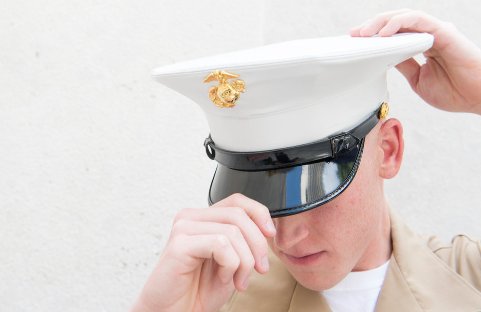 Một loại lễ phục khác khiến lính Thuỷ quân Lục chiến Mỹ phải "đau đầu" theo đúng nghĩa đen chính là mũ kê-pi. Đây là loại mũ ôm chặt vào đầu khiến người lính rất nóng và đau - nhất là khi đội phải mũ không đúng cỡ. Ngoài việc làm đẹp ra, loại trang phục này cũng không có bất cứ tác dụng gì, thậm chí tính năng che nắng của nó còn thua cả một chiếc mũ lưỡi trai. Nguồn ảnh: BI.