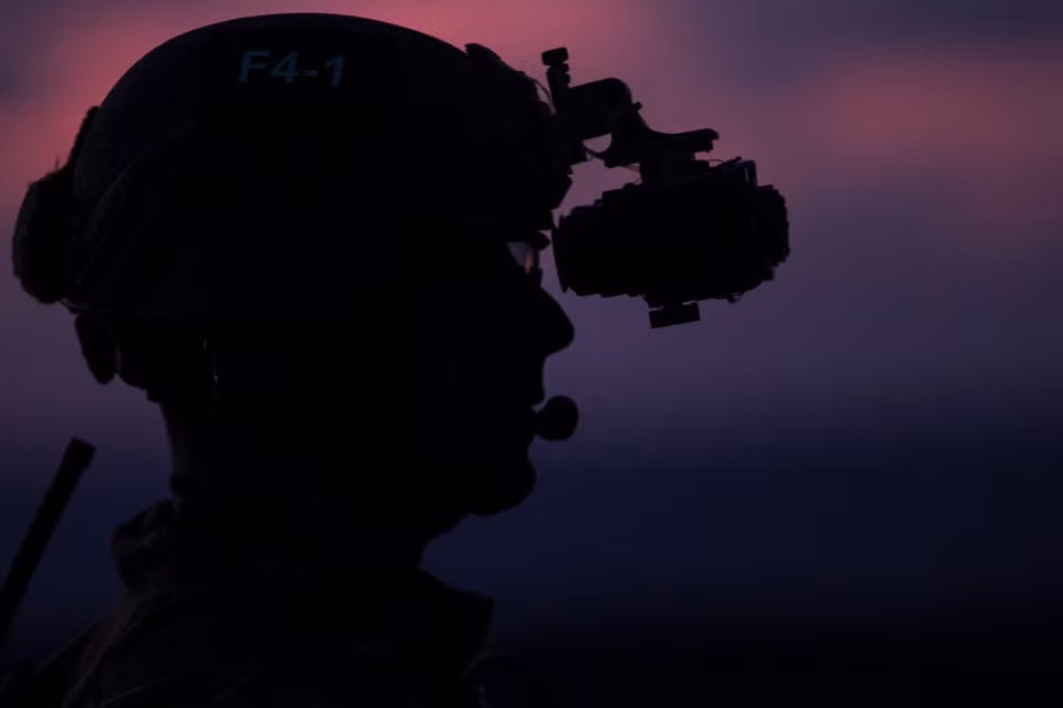 Khá bất ngờ đó là kính nhìn đêm cũng có trong danh sách những loại vũ khí vô dụng bậc nhất của Thuỷ quân Lục chiến Mỹ. Theo binh lính Mỹ, kính nhìn đêm thường xuyên làm họ bị loá và trừ khi thực hiện những nhiệm vụ bí mật, còn lại binh lính Mỹ thích dùng... pháo sáng hơn là kính nhìn đêm. Nguồn ảnh: BI.