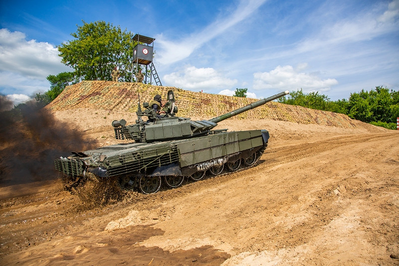Mặc dù có khả năng lội nước khá tốt, tuy nhiên xe tăng vẫn thường được đưa qua sông bằng cầu phao hoặc xà lan hơn là để chúng tự bơi. Nguồn ảnh: Fotorepor.