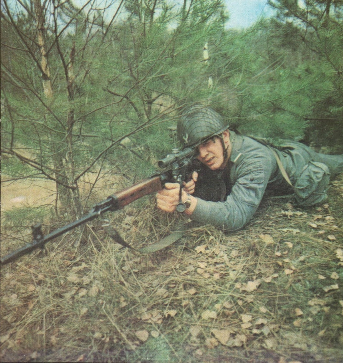 Có trọng lượng rỗng 4,3 kg (có ống ngắm, không có đạn). Khẩu súng bắn tỉa tiêu chuẩn của Liên Xô này có chiều dài tiêu chuẩn 1225 mm, trong đó chiều dài nòng súng là 610 mm. Nguồn ảnh: Pinterest.