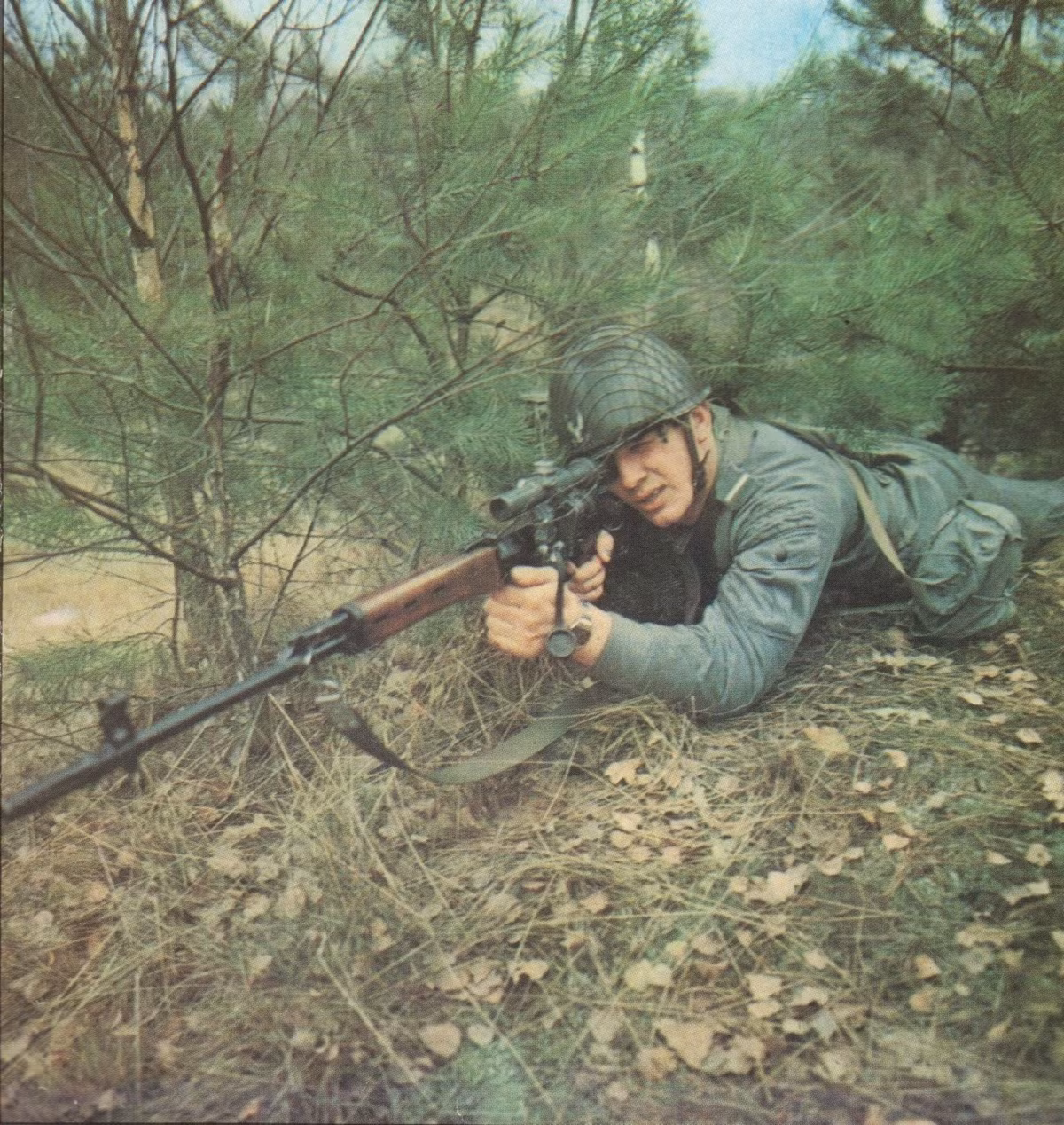 Có trọng lượng rỗng 4,3 kg (có ống ngắm, không có đạn). Khẩu súng bắn tỉa tiêu chuẩn của Liên Xô này có chiều dài tiêu chuẩn 1225 mm, trong đó chiều dài nòng súng là 610 mm. Nguồn ảnh: Pinterest.