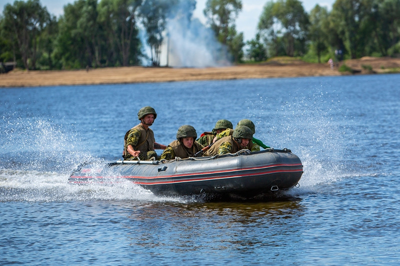 Một trong những phần mà Nga có lợi thế nhất chính là phần thi đưa thiết giáp hạng nặng vượt sông. Nguồn ảnh: Fotorepor.