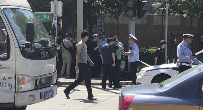 Cảnh sát tiến hành phong toả khu vực ngay lập tức sau khi vụ nổ xảy ra. Nguồn ảnh: Weibo.