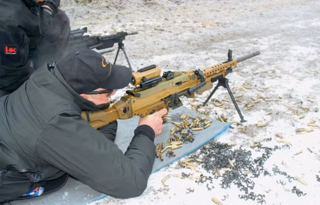 Sau một thời gian xuất hiện trên chiến trường, khẩu súng máy MG5 đã thể hiện khả năng tác chiến cực kỳ tội tệ, mọi thông số của nó đều chỉ ở mức độ trung bình. Đặc biệt là khả năng chính xác thậm chí còn ở dưới độ trung bình, binh lính Đức được khuyến cáo phải bắn khẩu MG5 ở tư thế nằm để đạt được độ chính xác cao nhất có thể. Nguồn ảnh: Bush.