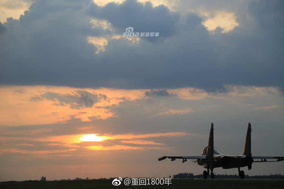 Trong đó phiên bản J-16 là phiên bản hai ghế ngồi, được cho là bản nhái của Sukhoi Su-30MKK - một phiên bản cải tiến từ Su-27. Tuy nhiên Trung Quốc lại khẳng định, J-16 được phát triển từ J-11BS cũng là một chiến đấu cơ hai chỗ ngồi do Trung Quốc cải tiến từ bản J-11B. Nguồn ảnh: Sina.