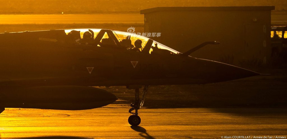 Điều này có nghĩa là những chiến đấu cơ Mirage 2000 sẽ chỉ còn phục vụ Không quân Pháp tối đa 2 tháng nữa, tới đầu tháng 9 này toàn bộ các chiến đấu cơ loại này sẽ được cho về hưu. Nguồn ảnh: Sina.