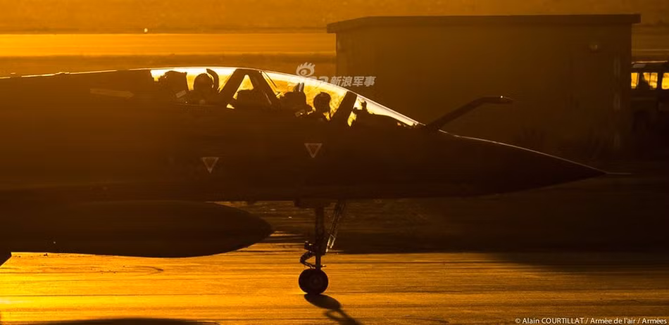 Điều này có nghĩa là những chiến đấu cơ Mirage 2000 sẽ chỉ còn phục vụ Không quân Pháp tối đa 2 tháng nữa, tới đầu tháng 9 này toàn bộ các chiến đấu cơ loại này sẽ được cho về hưu. Nguồn ảnh: Sina.