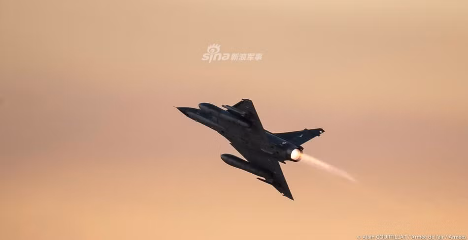 Không quân Pháp cũng đã từng là khách hàng rất trung thành với các loại chiến đấu cơ Mirage 2000 và sử dụng rất nhiều phiên bản của loại chiến đấu cơ này bao gồm Mirage 2000N, Mirage 2000C, Mirage 2000D và bản Mirage 2000-5. Nguồn ảnh: Sina.