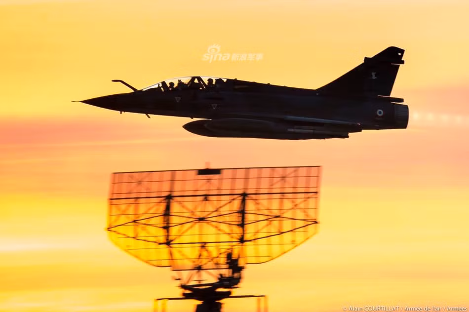 Điều đặc biệt đó là toàn bộ các chiến đấu cơ Mirage 2000 này sẽ được đưa về hưu một cách khá vội vàng vì theo thông tin được đăng tải, trước khi mùa hè năm nay kết thúc, toàn bộ các chiến đấu cơ Mirage 2000 này sẽ phải được loại biên hoàn toàn khỏi biên chế Không quân Pháp. Nguồn ảnh: Sina.