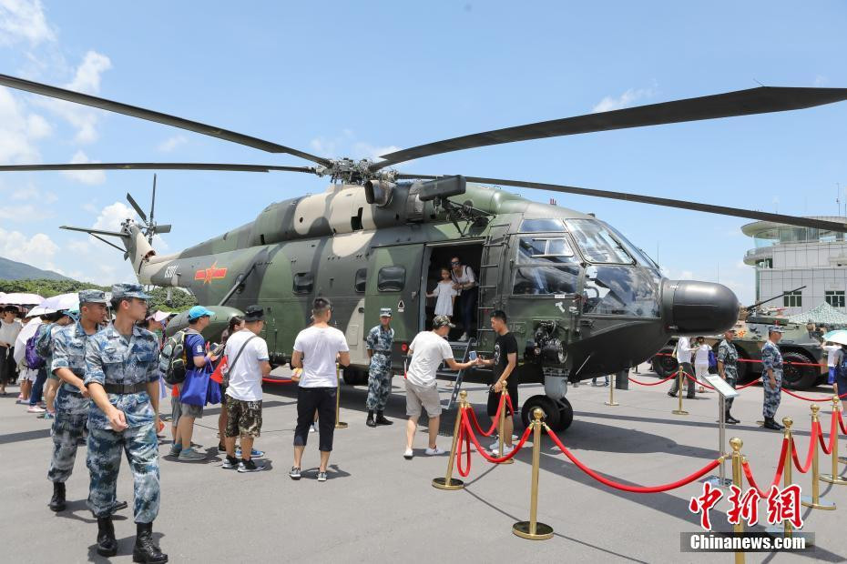 Trực thăng vận tải quân sự Z-8 của Quân đội Trung Quốc tại triển lãm. Nguồn ảnh: Sina.