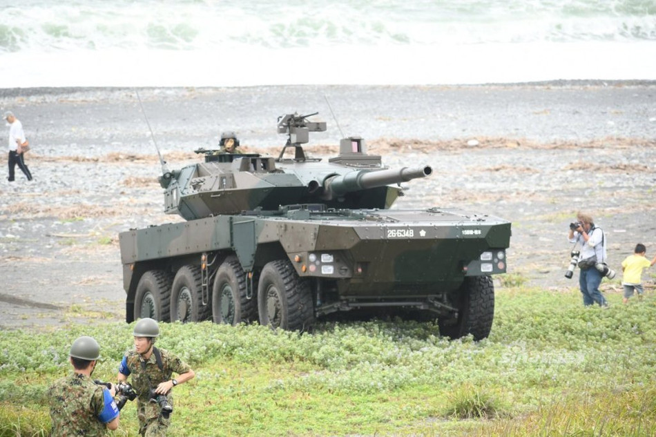 Với hệ thống dẫn động 8x8 cùng động cơ 570 sức ngựa, khẩu pháo tự hành này có thể dễ dàng vượt qua được bãi biển trong khi các phương tiện khác phải gặp không ít khó khăn. Nguồn ảnh: Sina.