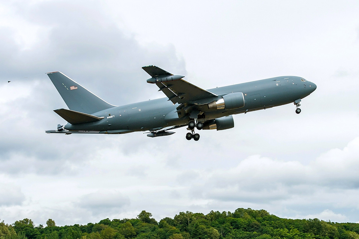 Theo hứa hẹn của Boeing, KC-46 không những sẽ có khả năng tương thích với gần như toàn bộ các loại máy bay của Mỹ mà còn có khả năng tương thích với toàn bộ các loại máy bay của NATO và các nước đồng minh khác của Mỹ, miễn là các loại máy bay đó có hệ thống tiếp liệu nhiên trên không. Nguồn ảnh: Pinterest.