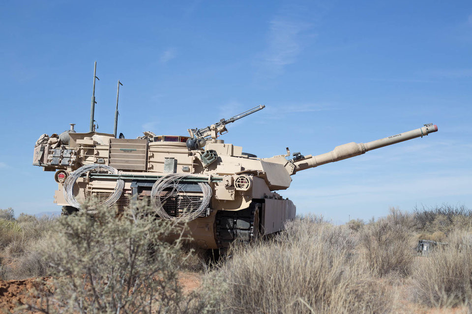 So với xe tăng Nga vốn dĩ chỉ có ba thành viên, xe tăng Mỹ cần có nạp đạn viên vì không có hệ thống nạp đạn tự động. Mặc dù vậy, quân đội Mỹ vẫn tin rằng người nạp đạn tốt hơn máy nạp đạn. Nguồn ảnh: BI.