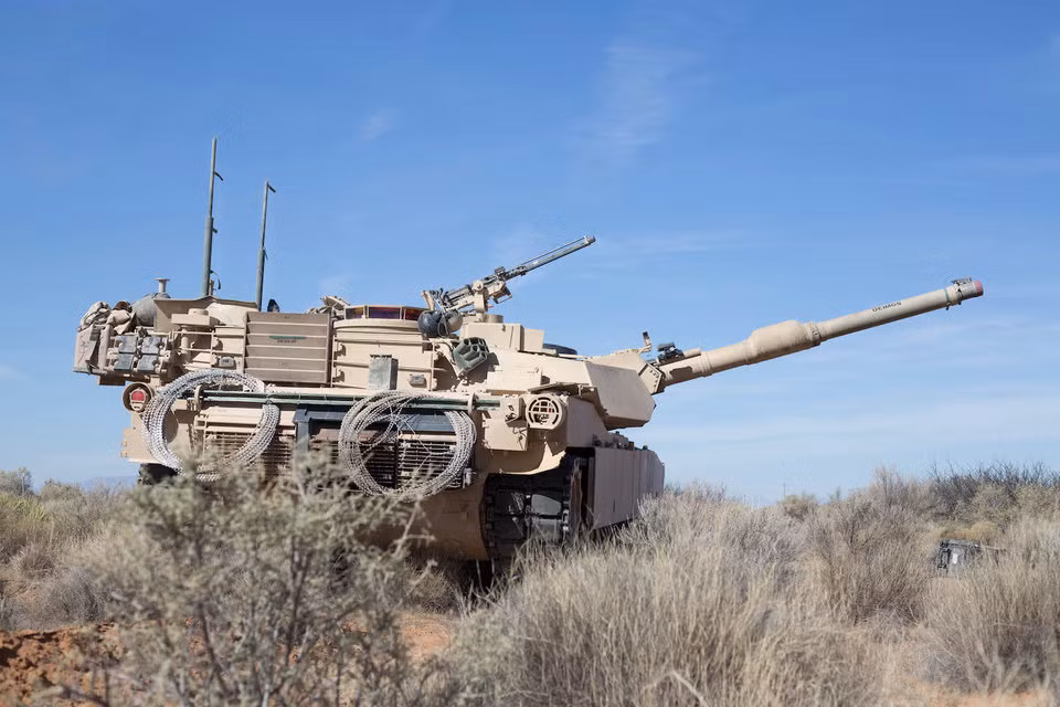 So với xe tăng Nga vốn dĩ chỉ có ba thành viên, xe tăng Mỹ cần có nạp đạn viên vì không có hệ thống nạp đạn tự động. Mặc dù vậy, quân đội Mỹ vẫn tin rằng người nạp đạn tốt hơn máy nạp đạn. Nguồn ảnh: BI.