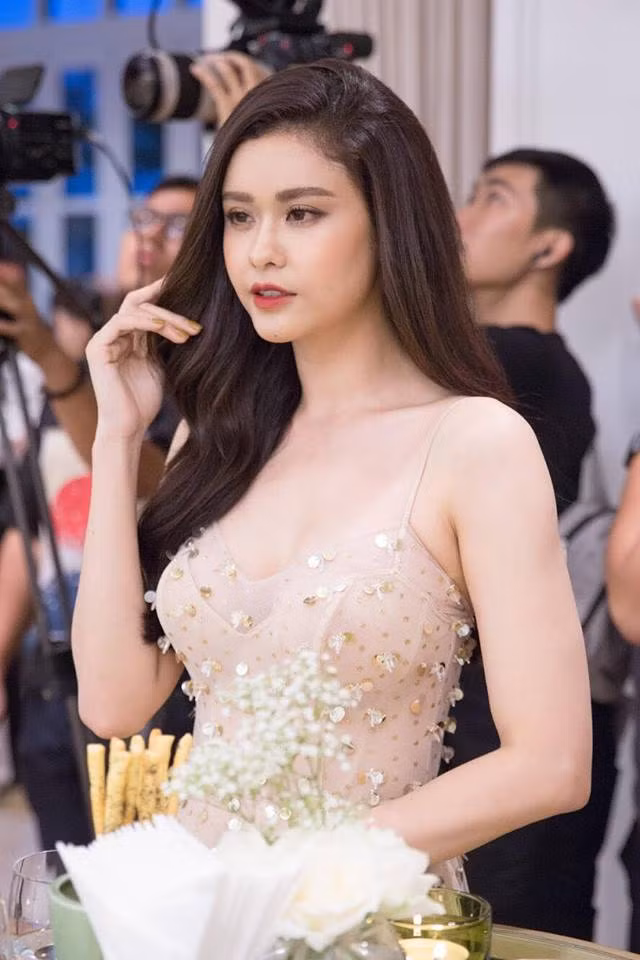 "Cố gắng để bằng người khác, chưa chắc đã bằng. Cứ nhẹ nhàng như chính con người mình, lại là điều khiến mình thoải mái nhất" - Quỳnh Anh bày tỏ.