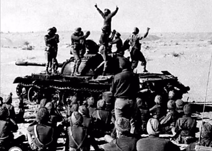Binh lính Ấn Độ ăn mừng chiến thắng trên xe tăng T-59 mà Pakistan để lại. Ảnh: Themighty