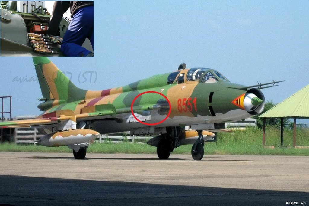 Ở 2 bên cánh của máy bay còn được trang bị 2 pháo tự động NR-30 cỡ 30mm (cơ số 80 viên đạn) đạt tốc độ bắn lý thuyết 850-1.000 phát/phút. Pháo phù hợp để không chiến cự ly gần hoặc tấn công mục tiêu mặt đất. Nguồn ảnh: aviater007.