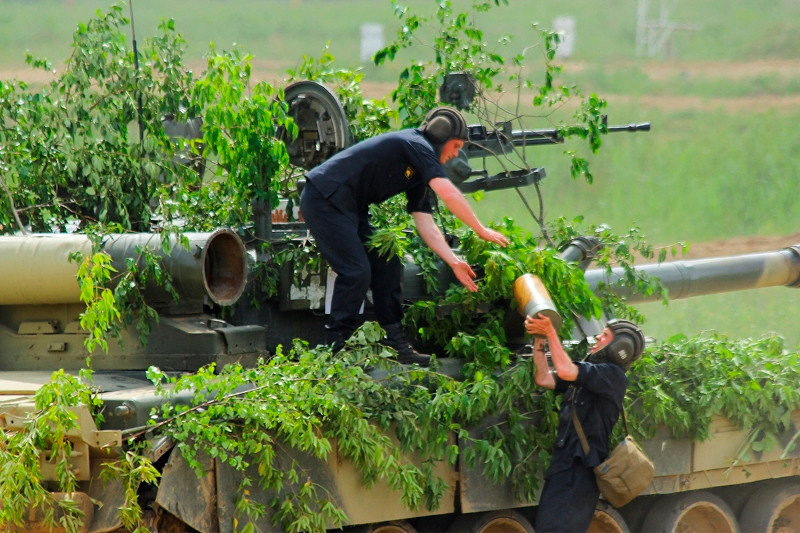 Trong các loại khí tài của Sư đoàn cận vệ số 4 có bao gồm xe tăng T-80U, các loại pháo tự hành 2S1M1, Msta-S, các loại thiết giáp BMP-2, BTR-82A,... Nguồn ảnh: Fotoreport.